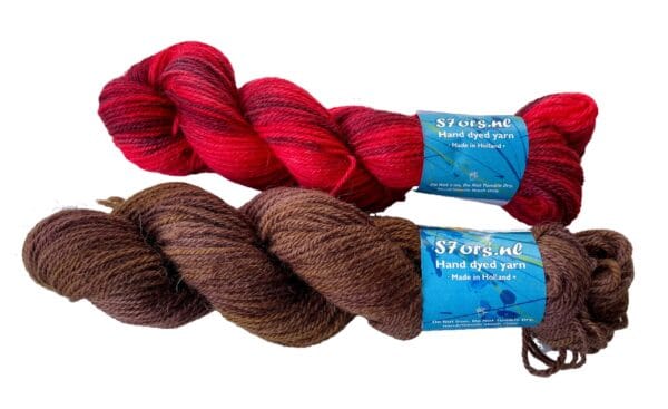 il_fullxfull.5696061848_orym.jpg Met de hand geverfd Texels wolgaren in Maroon of Bloedrood.