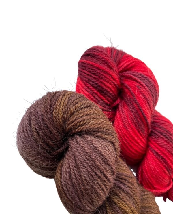 il_fullxfull.5696061980_1toa.jpg Met de hand geverfd Texels wolgaren in Maroon of Bloedrood.