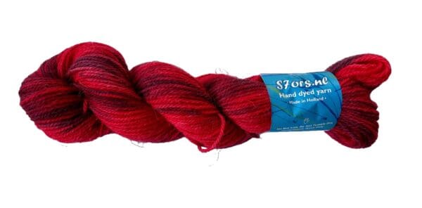 il_fullxfull.5696062090_h4jo.jpg Met de hand geverfd Texels wolgaren in Maroon of Bloedrood.