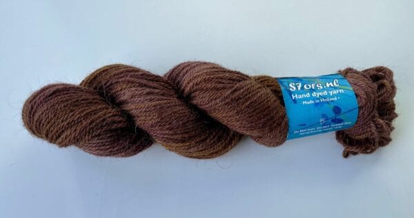 il_fullxfull.5696064366_dlqh.jpg Met de hand geverfd Texels wolgaren in Maroon of Bloedrood.