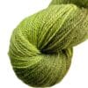 Zacht, handgeverfd kantgewicht garen. Supergewassen, niet gemillimeterd Merino en bamboe. Golvend avacadogroen met donkere chartreuse strepen.