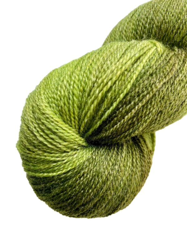 Zacht, handgeverfd kantgewicht garen. Supergewassen, niet gemillimeterd Merino en bamboe. Golvend avacadogroen met donkere chartreuse strepen.