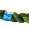 Zacht, handgeverfd kantgewicht garen. Supergewassen, niet gemillimeterd Merino en bamboe. Golvend avacadogroen met donkere chartreuse strepen.