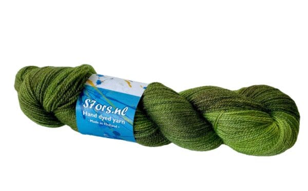 Zacht, handgeverfd kantgewicht garen. Supergewassen, niet gemillimeterd Merino en bamboe. Golvend avacadogroen met donkere chartreuse strepen.