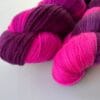il_fullxfull.5743989559_pxk1.jpg Handgeverfd superwash Merino DK gewicht garen. Paars met fluoriserend roze