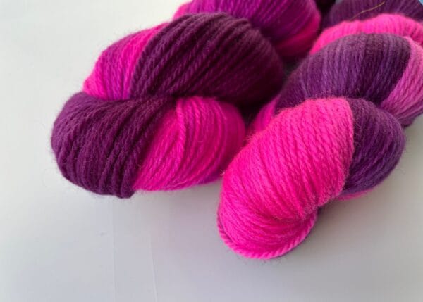 il_fullxfull.5743989559_pxk1.jpg Handgeverfd superwash Merino DK gewicht garen. Paars met fluoriserend roze