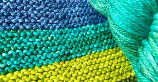 il_fullxfull.5744094945_tgpd.jpg Handgeverfd superwash Merino en moerbeizijde Aran gewicht garen. Oceaangroen.