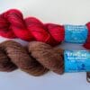 il_fullxfull.5744113585_rmre.jpg Met de hand geverfd Texels wolgaren in Maroon of Bloedrood.
