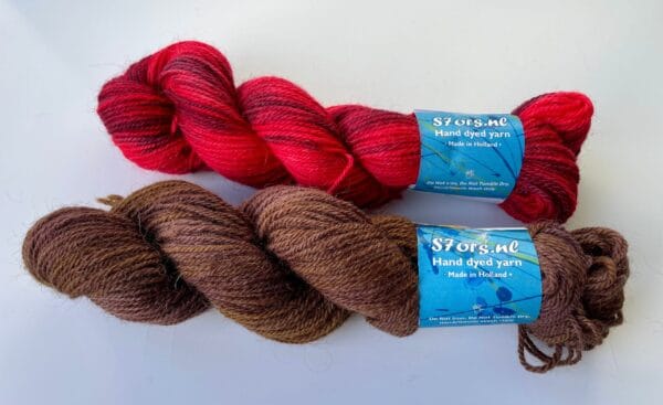 il_fullxfull.5744113585_rmre.jpg Met de hand geverfd Texels wolgaren in Maroon of Bloedrood.