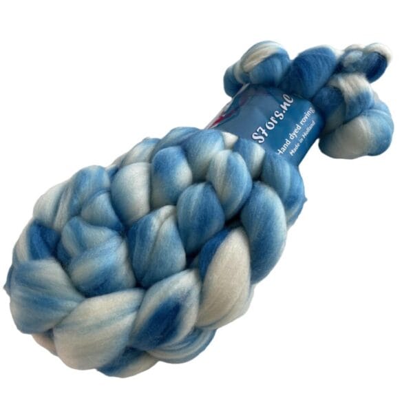 Hand dyed superwash extra fine Merino top. ‘Schapenwolkjes’. Soft roving with sky blue stripes on a white base.