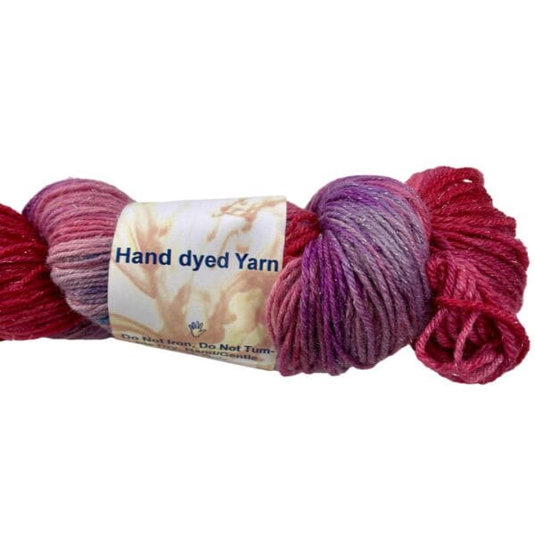 Met de hand geverfd super wash Merino, nylon en stellina sokkengaren. In rood, blauw en paars.