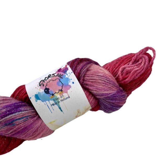 Met de hand geverfd super wash Merino, nylon en stellina sokkengaren. In rood, blauw en paars.