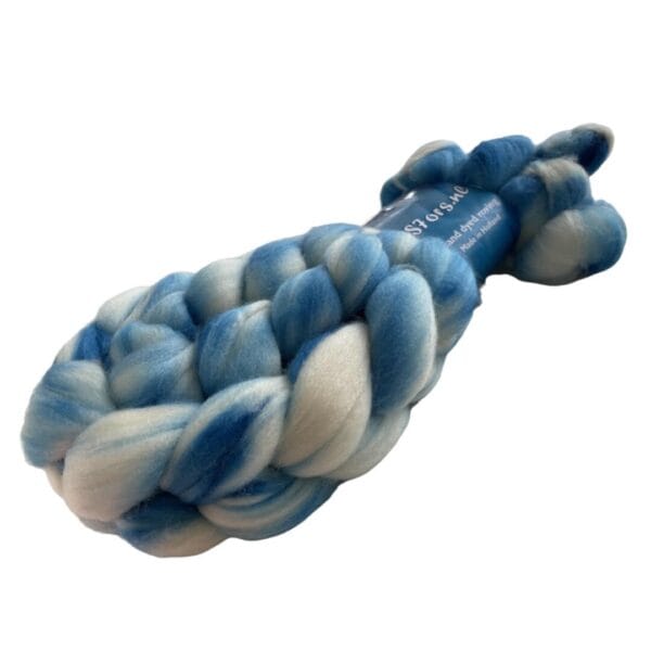 Hand dyed superwash extra fine Merino top. ‘Schapenwolkjes’. Soft roving with sky blue stripes on a white base.