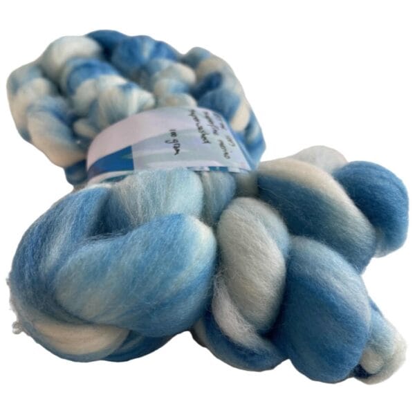 Hand dyed superwash extra fine Merino top. ‘Schapenwolkjes’. Soft roving with sky blue stripes on a white base.