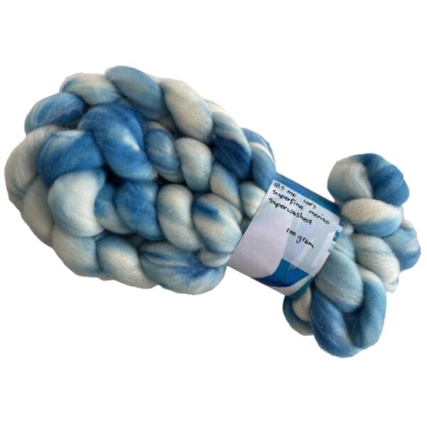 Hand dyed superwash extra fine Merino top. ‘Schapenwolkjes’. Soft roving with sky blue stripes on a white base.