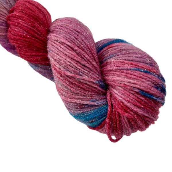 Met de hand geverfd super wash Merino, nylon en stellina sokkengaren. In rood, blauw en paars.