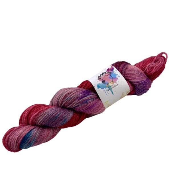 Met de hand geverfd super wash Merino, nylon en stellina sokkengaren. In rood, blauw en paars.