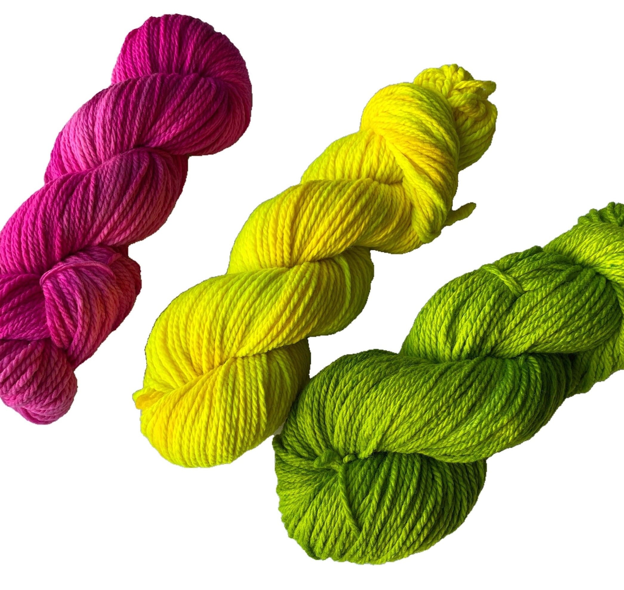il_fullxfull.5840488851_bz08.jpg Handgeverfd superwash Merino Aran gewicht garen. Fluoriserend geel met marineblauwe spikkels 'Biohazard'.