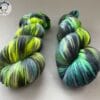 Handgeverfd superwash Merino DK gewicht garen. Fluoriserend groen 'Northernlight'.