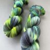 Handgeverfd superwash Merino DK gewicht garen. Fluoriserend groen 'Northernlight'.