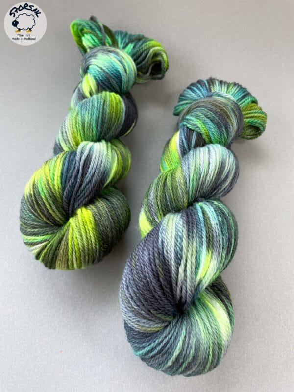 Handgeverfd superwash Merino DK gewicht garen. Fluoriserend groen 'Northernlight'.