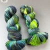 Handgeverfd superwash Merino DK gewicht garen. Fluoriserend groen 'Northernlight'.