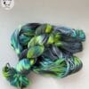 Handgeverfd superwash Merino DK gewicht garen. Fluoriserend groen 'Northernlight'.