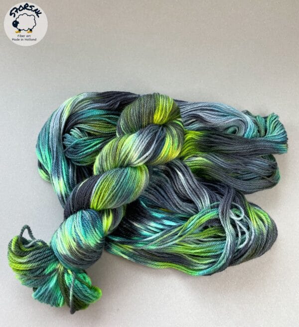 Handgeverfd superwash Merino DK gewicht garen. Fluoriserend groen 'Northernlight'.