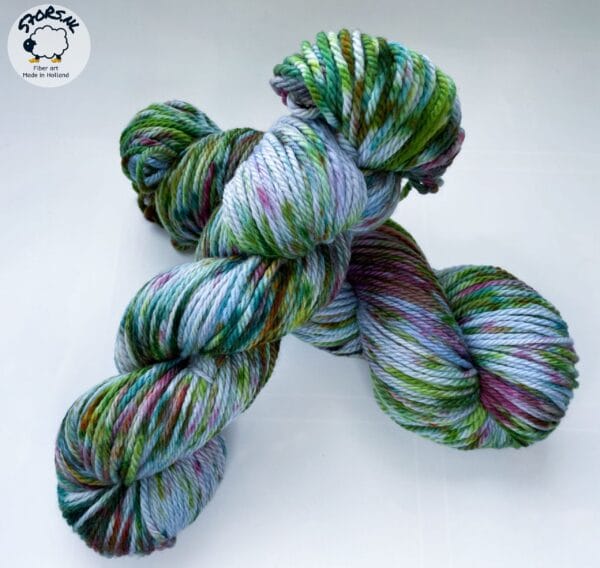 Handgeverfd superwash Merino Aran gewicht garen. 'Liggend onder de kersenboom'.