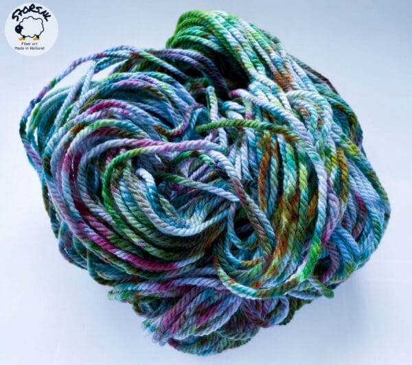 Handgeverfd superwash Merino Aran gewicht garen. 'Liggend onder de kersenboom'.