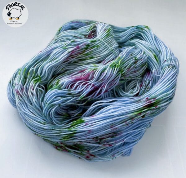 il_fullxfull.5947214278_aknh.jpg Handgeverfd superwash Merino en bio nylon licht vingergewicht garen. 'Liggend onder de kersenboom'.