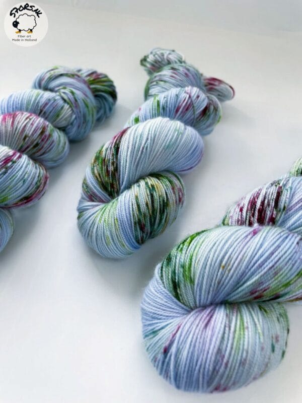 il_fullxfull.5947214298_6t53.jpg Handgeverfd superwash Merino en bio nylon licht vingergewicht garen. 'Liggend onder de kersenboom'.