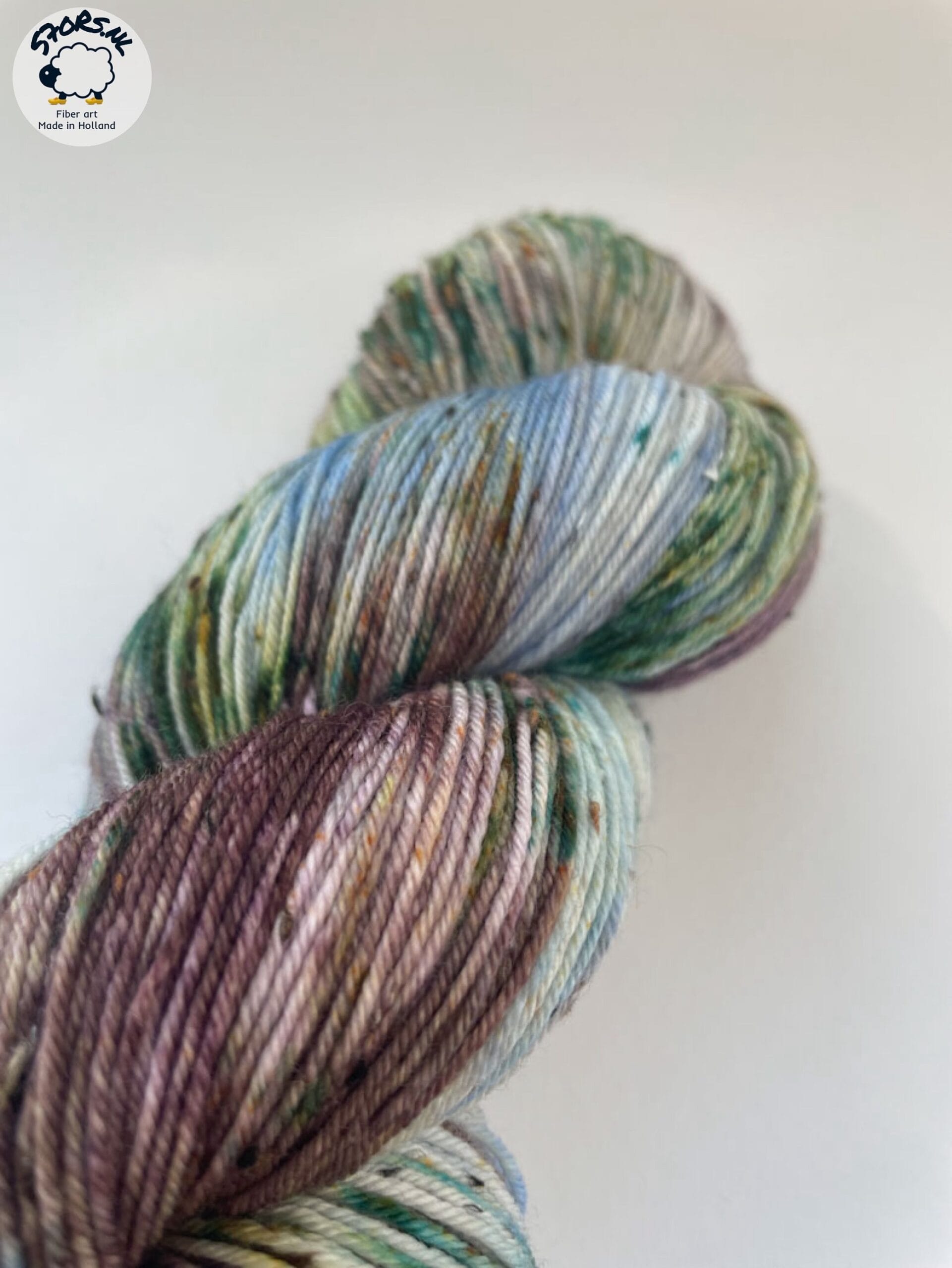 Hand geverfd merino garen met neon tweed effect. 'Staal grijs'.