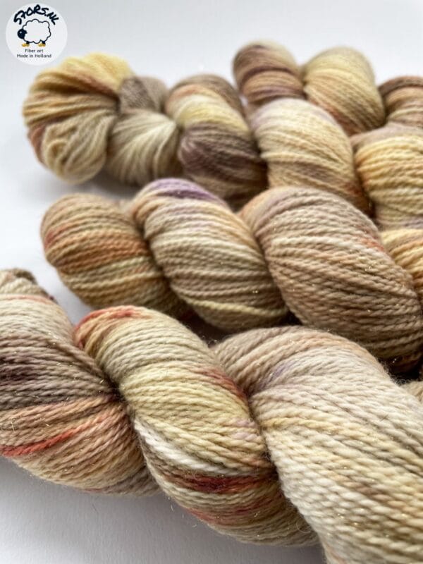 Handgeverfd sokkengaren garen. Superwash Merino, nylon en stellina glitter. Muad'dib'.