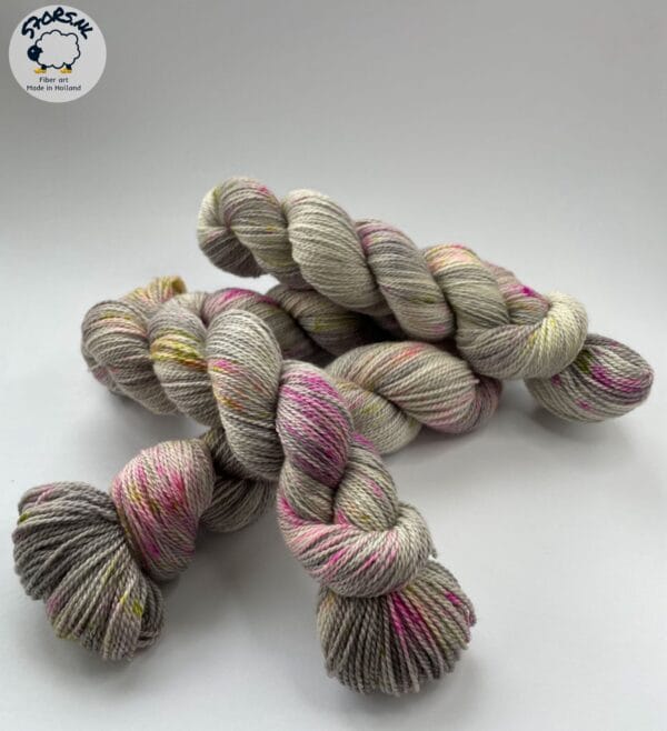 il_fullxfull.5951928656_ndhj.jpg Met de hand geverfd Superwash Merino, A Grade Mulberry Silk en Cashmere sokkengaren garen. Platinagrijs met roze en chartreuse spikkels.