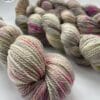il_fullxfull.5951928690_1yg3.jpg Met de hand geverfd Superwash Merino, A Grade Mulberry Silk en Cashmere sokkengaren garen. Platinagrijs met roze en chartreuse spikkels.