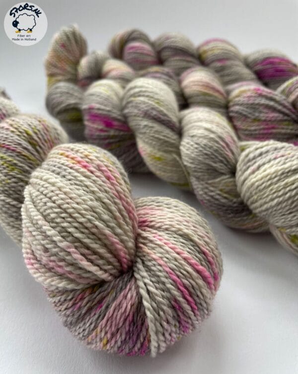 il_fullxfull.5951928690_1yg3.jpg Met de hand geverfd Superwash Merino, A Grade Mulberry Silk en Cashmere sokkengaren garen. Platinagrijs met roze en chartreuse spikkels.