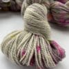 il_fullxfull.5951928714_oaav.jpg Met de hand geverfd Superwash Merino, A Grade Mulberry Silk en Cashmere sokkengaren garen. Platinagrijs met roze en chartreuse spikkels.