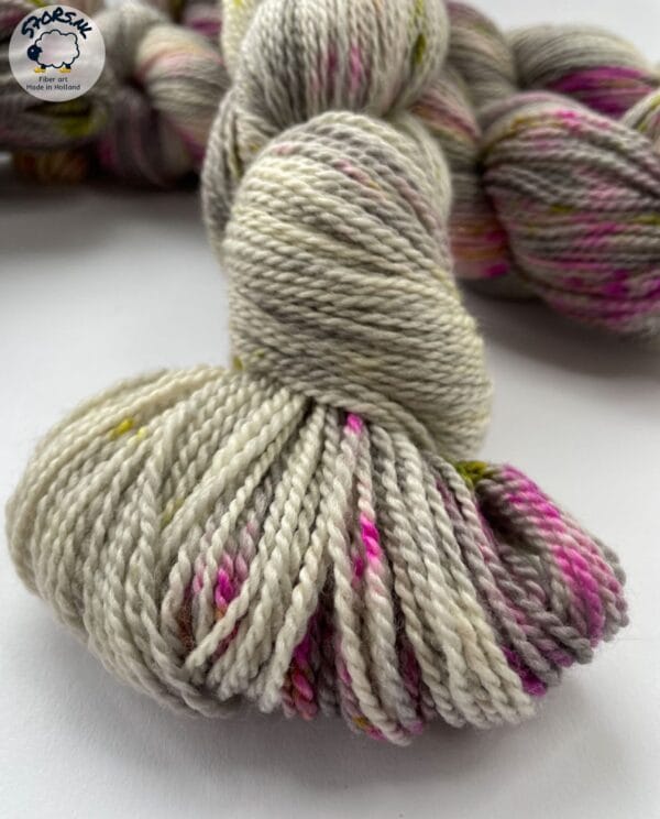 il_fullxfull.5951928714_oaav.jpg Met de hand geverfd Superwash Merino, A Grade Mulberry Silk en Cashmere sokkengaren garen. Platinagrijs met roze en chartreuse spikkels.