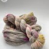 il_fullxfull.5951928750_j3x6.jpg Met de hand geverfd Superwash Merino, A Grade Mulberry Silk en Cashmere sokkengaren garen. Platinagrijs met roze en chartreuse spikkels.