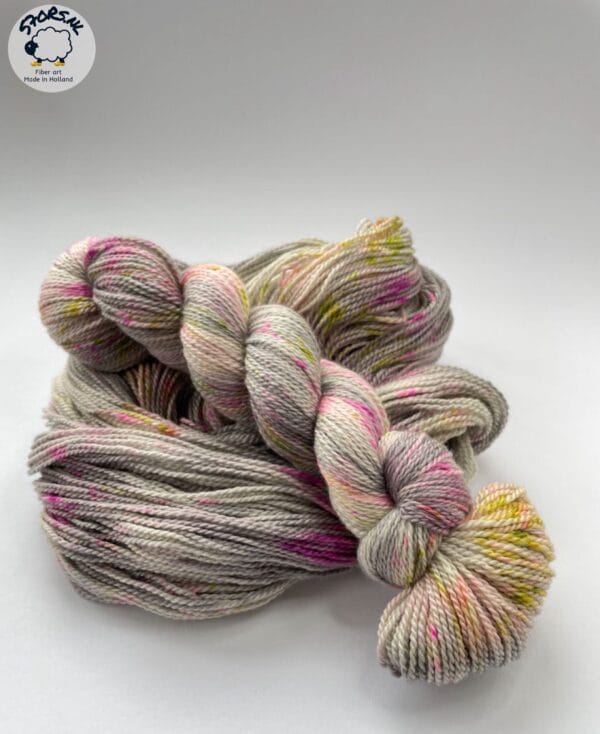 il_fullxfull.5951928750_j3x6.jpg Met de hand geverfd Superwash Merino, A Grade Mulberry Silk en Cashmere sokkengaren garen. Platinagrijs met roze en chartreuse spikkels.