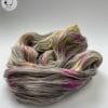 il_fullxfull.5951928790_pmaw.jpg Met de hand geverfd Superwash Merino, A Grade Mulberry Silk en Cashmere sokkengaren garen. Platinagrijs met roze en chartreuse spikkels.