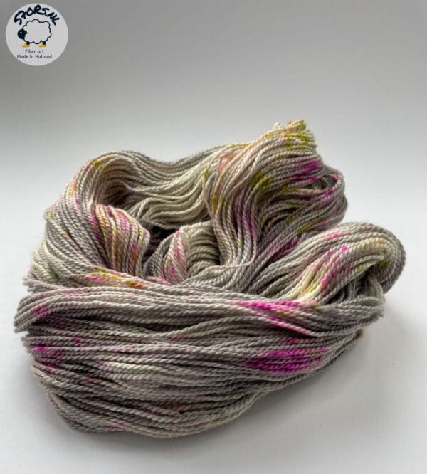il_fullxfull.5951928790_pmaw.jpg Met de hand geverfd Superwash Merino, A Grade Mulberry Silk en Cashmere sokkengaren garen. Platinagrijs met roze en chartreuse spikkels.