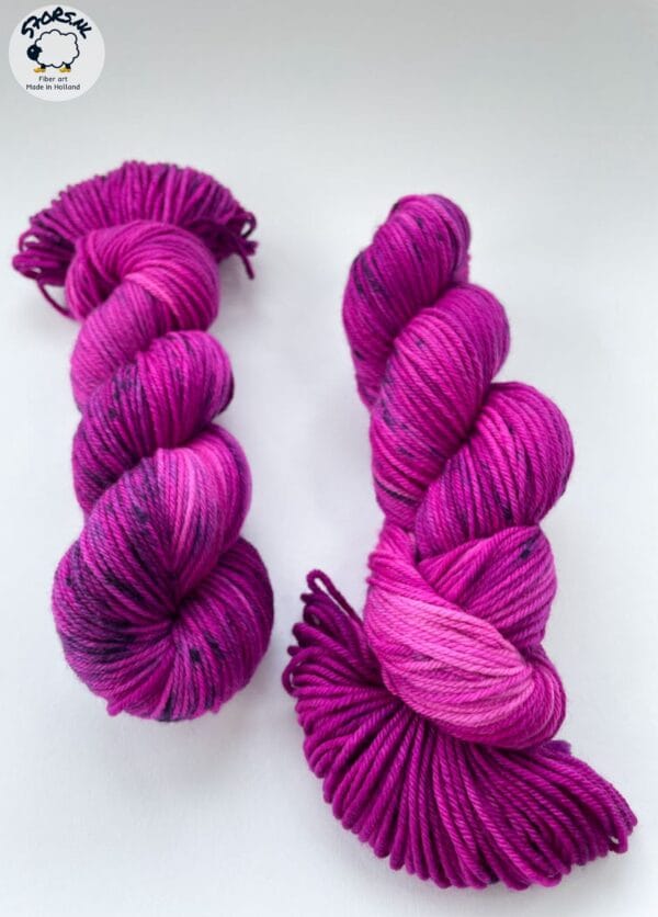 Handgeverfd superwash Merino en nylon DK gewicht garen "Berry Juice".