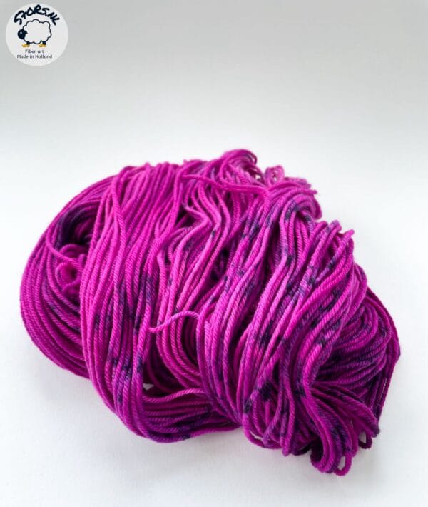 Handgeverfd superwash Merino en nylon DK gewicht garen "Berry Juice".