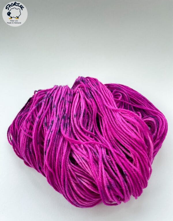 Handgeverfd superwash Merino en nylon DK gewicht garen "Berry Juice".