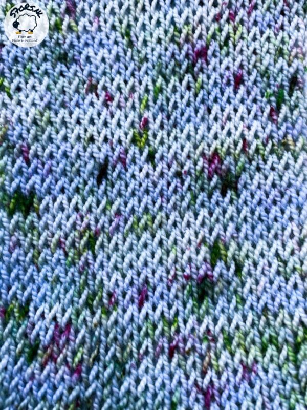 il_fullxfull.5984025281_ostw.jpg Handgeverfd superwash Merino en bio nylon licht vingergewicht garen. 'Liggend onder de kersenboom'.