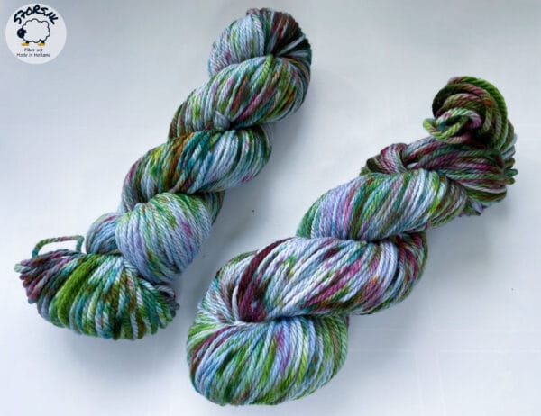 Handgeverfd superwash Merino Aran gewicht garen. 'Liggend onder de kersenboom'.
