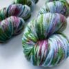 Handgeverfd superwash Merino Aran gewicht garen. 'Liggend onder de kersenboom'.
