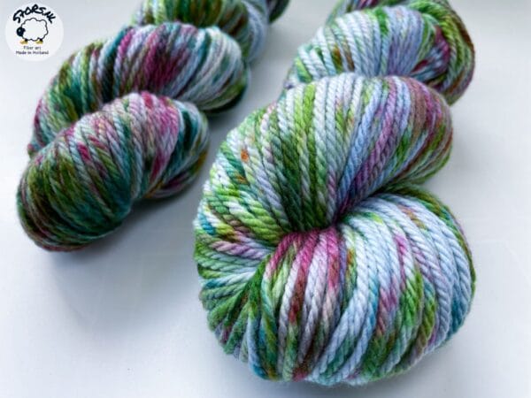 Handgeverfd superwash Merino Aran gewicht garen. 'Liggend onder de kersenboom'.